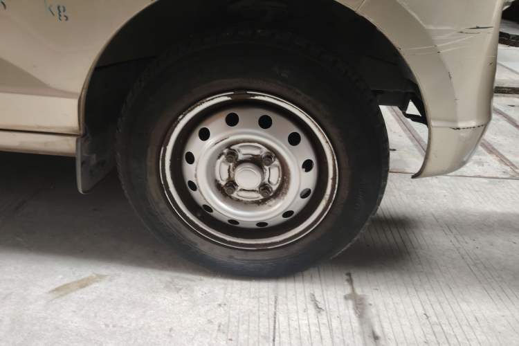 Used Wuling Rongguang 2019 1.2L S Van Standard Model with 5 Seats Right Front Wheel Hub
