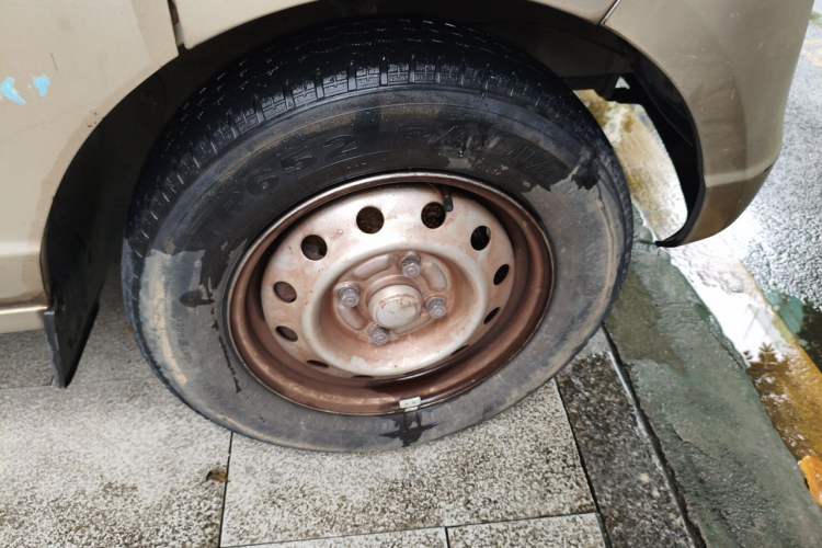 Used Wuling Rongguang 2019 1.2L S Van Standard Model with 5 Seats Right Front Wheel Hub