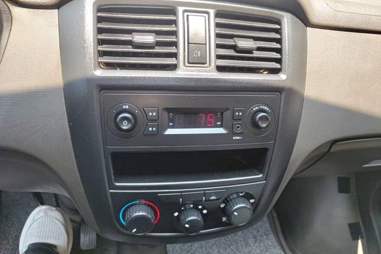 Used Wuling Rongguang 2019 1.2L S Van Standard Model with 5 Seats Audio And AC Panel