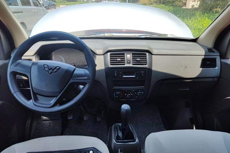 Used Wuling Rongguang 2019 1.2L S Van Standard Model with 5 Seats Center Console