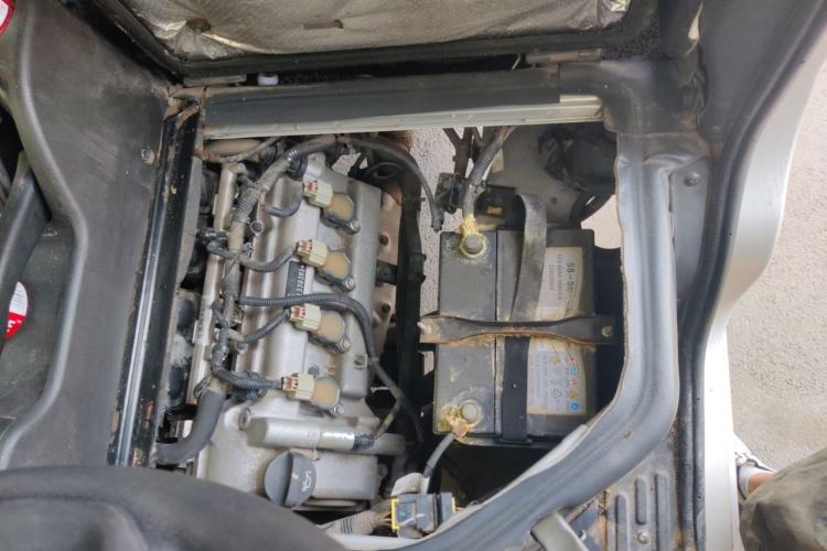 Used Wuling Rongguang 2019 1.5L Extended-Body Van Base Model with 5 Seats Engine Bay