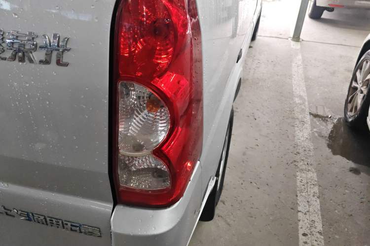 Used Wuling Rongguang 2019 1.5L Extended-Body Van Base Model with 5 Seats Exterior 6