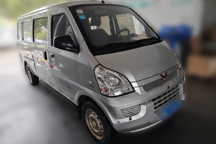 Used Wuling Rongguang 2019 1.5L Extended-Body Van Base Model with 5 Seats Front Right 45 Deg