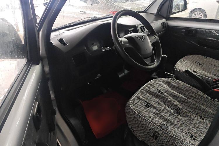 Used Wuling Rongguang 2019 1.5L Extended-Body Van Base Model with 5 Seats Interior 3