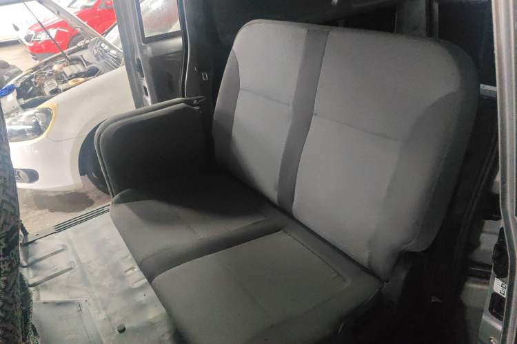 Used Wuling Rongguang 2019 1.5L Extended-Body Van Base Model with 5 Seats Interior 4
