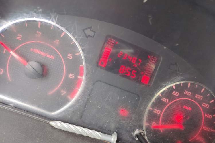 Used Wuling Rongguang 2019 1.5L Extended-Body Van Base Model with 2 Seats Odometer Close Up