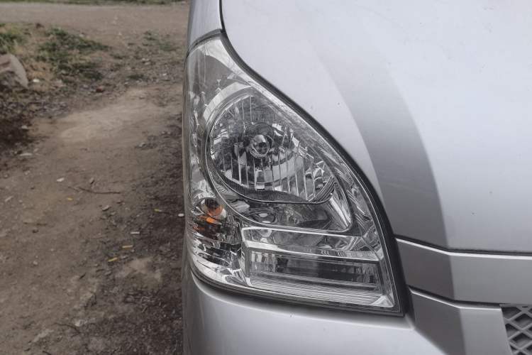 Used Wuling Rongguang 2019 1.5L Extended-Body Van Base Model with 5 Seats Right Front Headlight