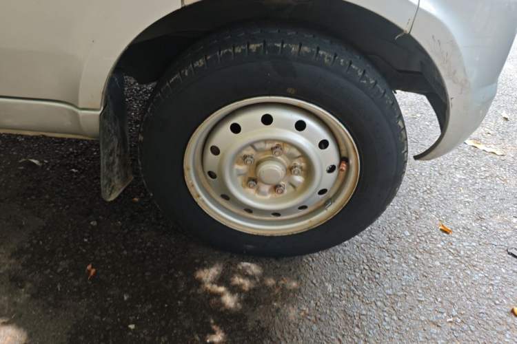 Used Wuling Rongguang 2019 1.5L Extended Basic Version Right Front Wheel Hub