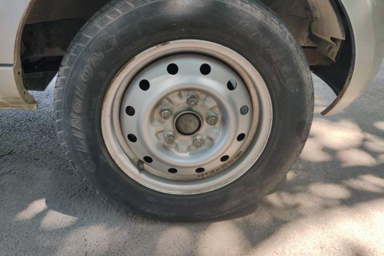 Used Wuling Rongguang 2019 1.5L Extended-Body Van Base Model with 5 Seats Right Front Wheel Hub