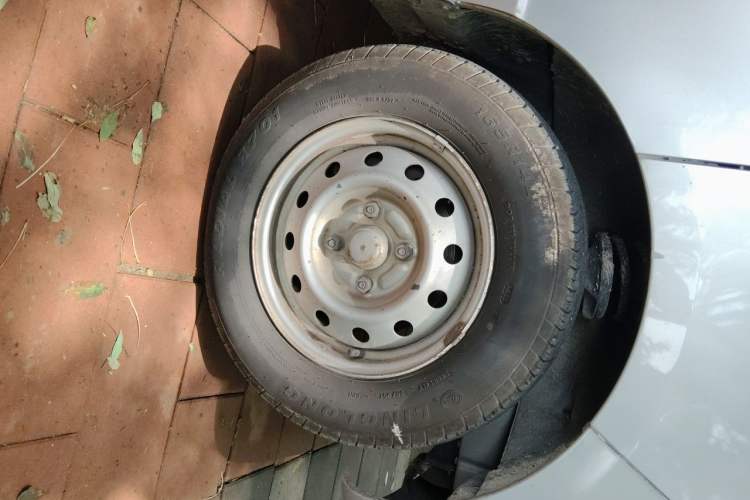 Used Wuling Rongguang 2019 1.2L S Van Standard Model with 5 Seats Right Front Wheel Hub