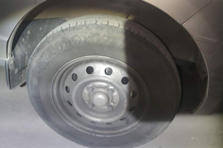 Used Wuling Rongguang 2019 1.2L S Van Utility Model with 2 Seats Right Front Wheel Hub