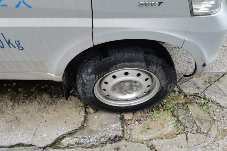 Used Wuling Rongguang 2019 1.5L Extended-Body Van Base Model with 2 Seats Right Front Wheel Hub