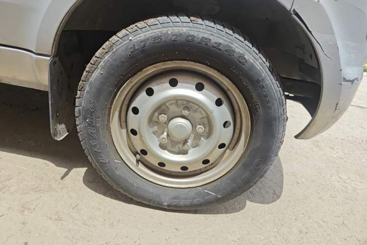 Used Wuling Rongguang 2019 1.5L Extended Basic Version Right Front Wheel Hub