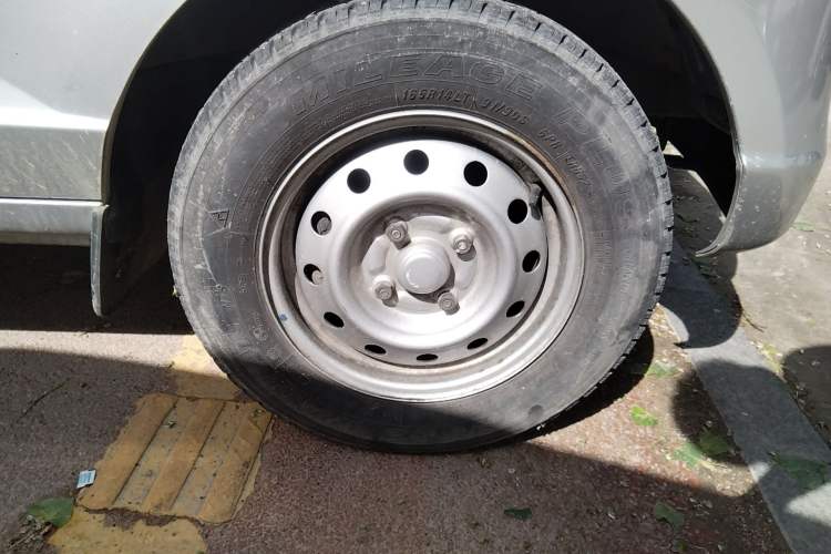 Used Wuling Rongguang 2019 1.2L S Van Utility Model with 2 Seats Right Front Wheel Hub