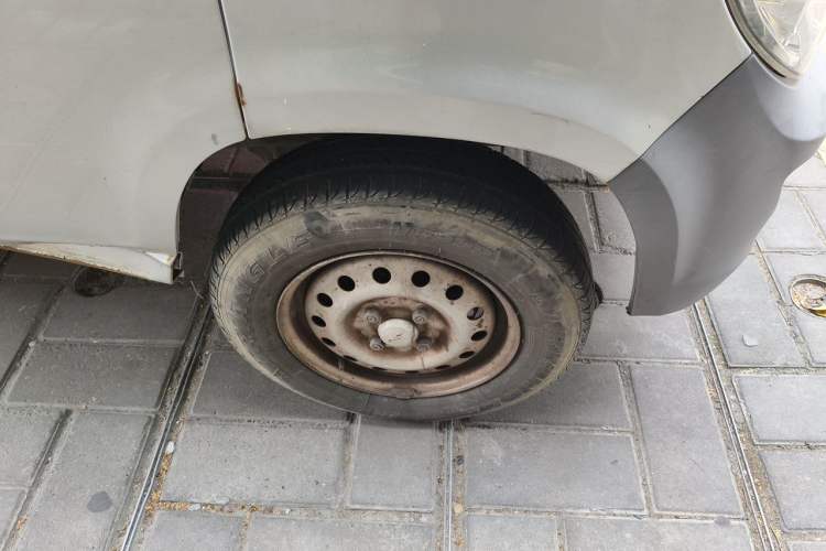 Used Wuling Rongguang 2019 1.2L S Van Utility Model with 2 Seats Right Front Wheel Hub