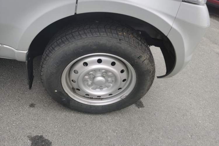 Used Wuling Rongguang 2019 1.5L Extended Basic Version Right Front Wheel Hub
