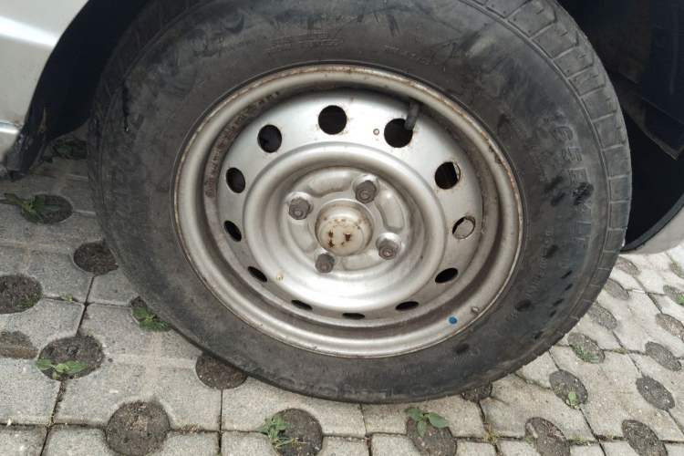 Used Wuling Rongguang 2019 1.2L S Van Utility Model with 2 Seats Right Front Wheel Hub