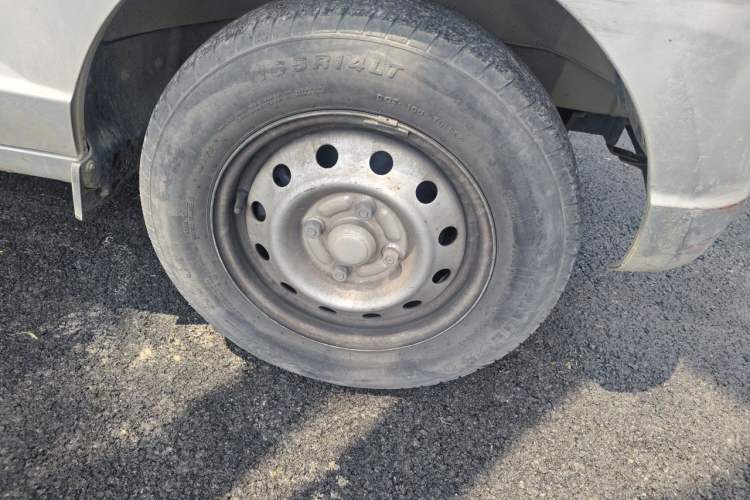 Used Wuling Rongguang 2019 1.2L S Van Standard Model with 5 Seats Right Front Wheel Hub