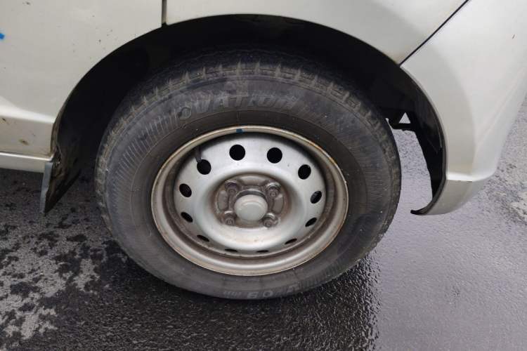 Used Wuling Rongguang 2019 1.2L S Van Standard Model with 5 Seats Right Front Wheel Hub