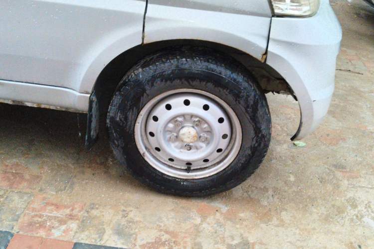 Used Wuling Rongguang 2019 1.5L Extended Basic Version Right Front Wheel Hub