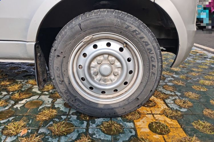 Used Wuling Rongguang 2019 1.5L Extended-Body Van Base Model with 2 Seats Right Front Wheel Hub