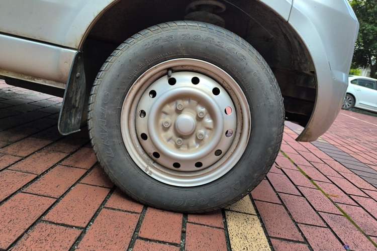 Used Wuling Rongguang 2019 1.5L Extended Basic Version Right Front Wheel Hub