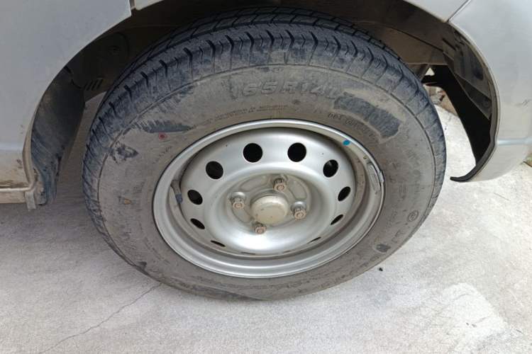 Used Wuling Rongguang 2019 1.2L S Van Standard Model with 5 Seats Right Front Wheel Hub