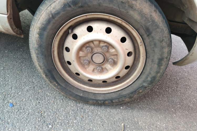 Used Wuling Rongguang 2019 1.5L Extended Basic Version Right Front Wheel Hub