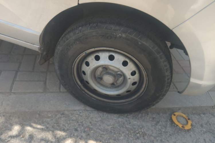 Used Wuling Rongguang 2019 1.2L S Van Utility Model with 2 Seats Right Front Wheel Hub