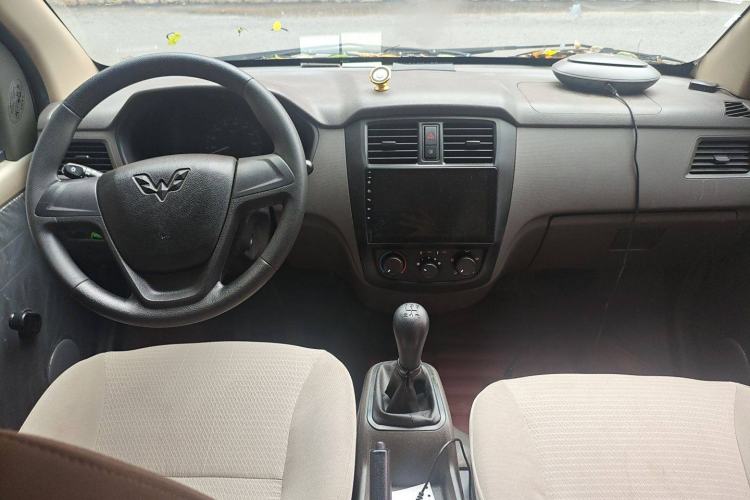 Used Wuling Rongguang 2019 1.2L S Van Standard Model with 5 Seats Center Console