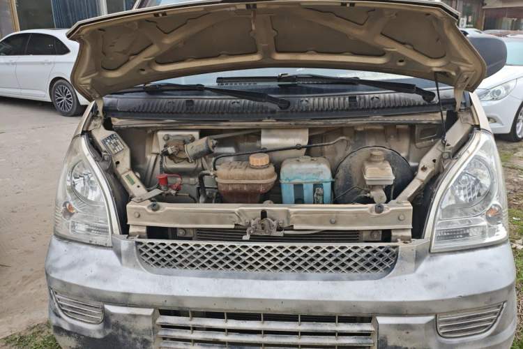 Used Wuling Rongguang 2019 1.5L Extended-Body Van Base Model with 5 Seats Engine Bay