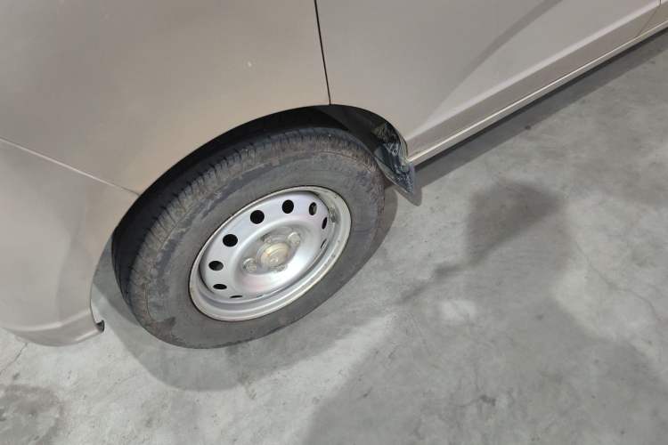 Used Wuling Rongguang 2019 1.2L S Van Standard Model with 5 Seats Left Front Wheel Hub