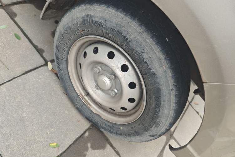 Used Wuling Rongguang 2019 1.2L S Van Standard Model with 5 Seats Right Front Wheel Hub