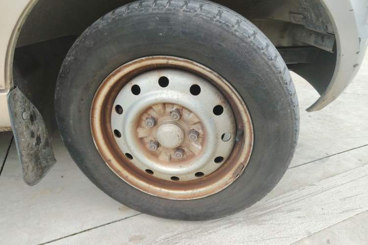 Used Wuling Rongguang 2019 1.5L Extended Basic Version Right Front Wheel Hub