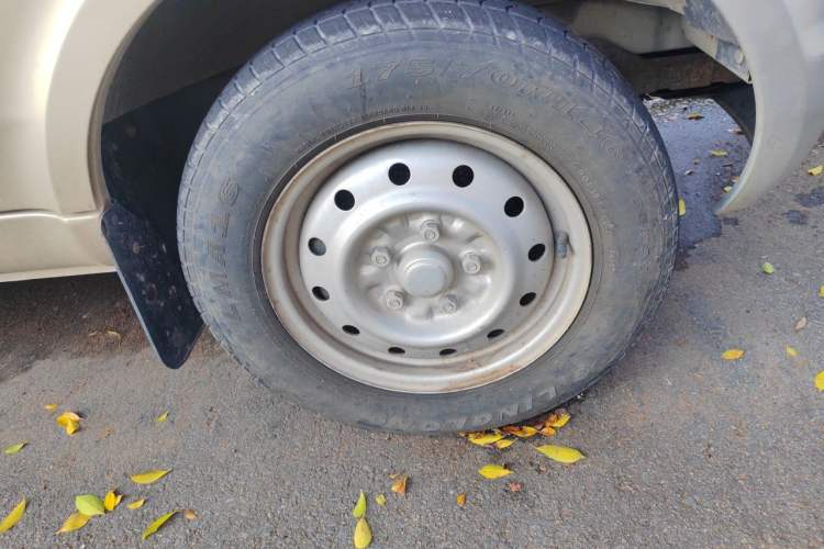 Used Wuling Rongguang 2019 1.5L Extended-Body Van Base Model with 5 Seats Right Front Wheel Hub