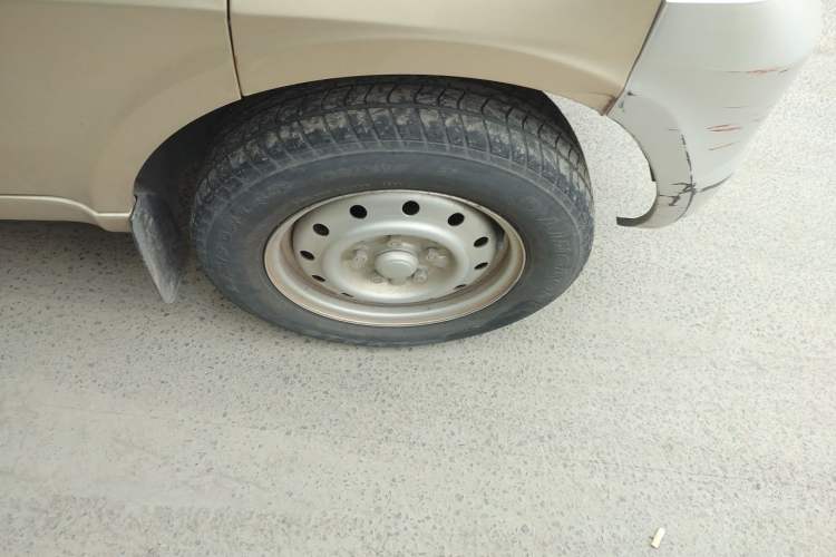 Used Wuling Rongguang 2019 1.5L Extended Basic Version Right Front Wheel Hub