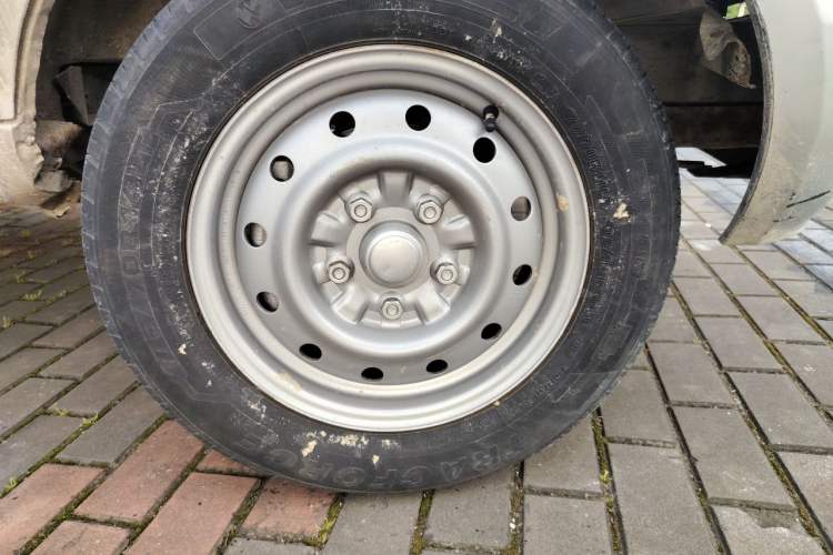 Used Wuling Rongguang 2019 1.5L Extended Basic Version Right Front Wheel Hub