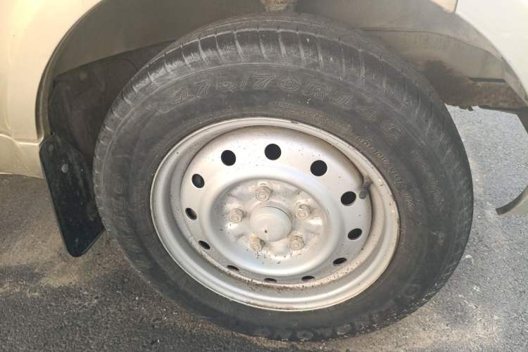Used Wuling Rongguang 2019 1.5L Extended Basic Version Right Front Wheel Hub