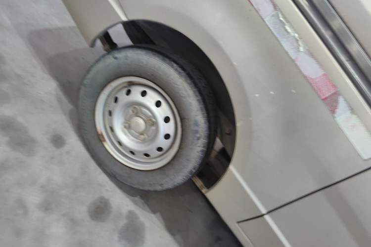 Used Wuling Rongguang 2019 1.2L S Van Standard Model with 5 Seats Right Rear Wheel Hub