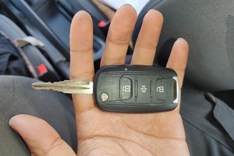 Used Wuling Rongguang 2019 1.5L Extended-Body Van Base Model with 5 Seats Vehicle Key
