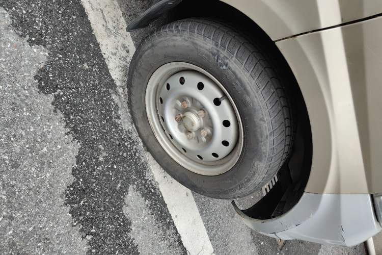 Used Wuling Rongguang 2020 1.5L Extended Basic Version China VI Standard L3C Right Front Wheel Hub