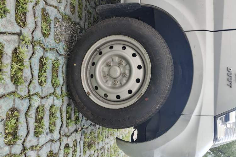 Used Wuling Rongguang 2020 1.5L Extended Basic Version China VI Standard L3C Right Front Wheel Hub