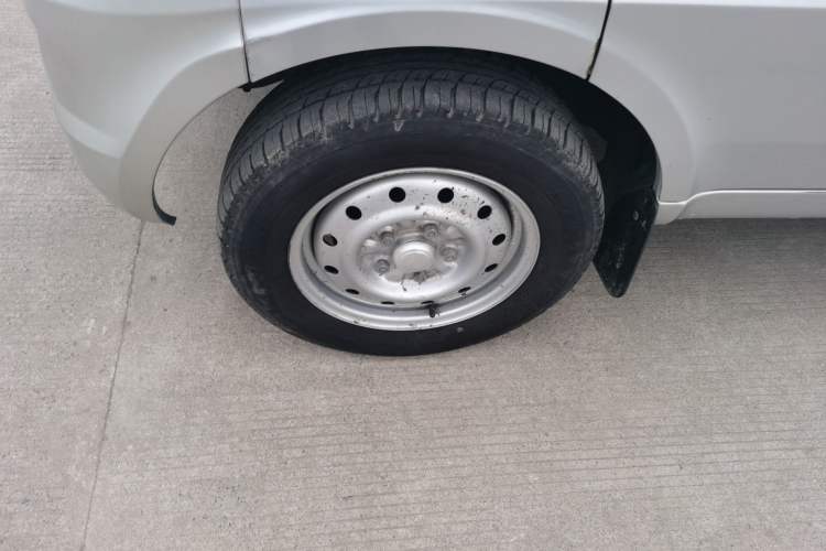 Used Wuling Rongguang 2020 1.5L Extended Basic Version China VI Standard L3C Left Front Wheel Hub