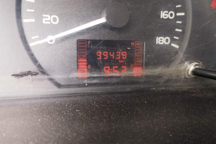 Used Wuling Rongguang 2020 1.2L S Base Model China VI Odometer Close Up