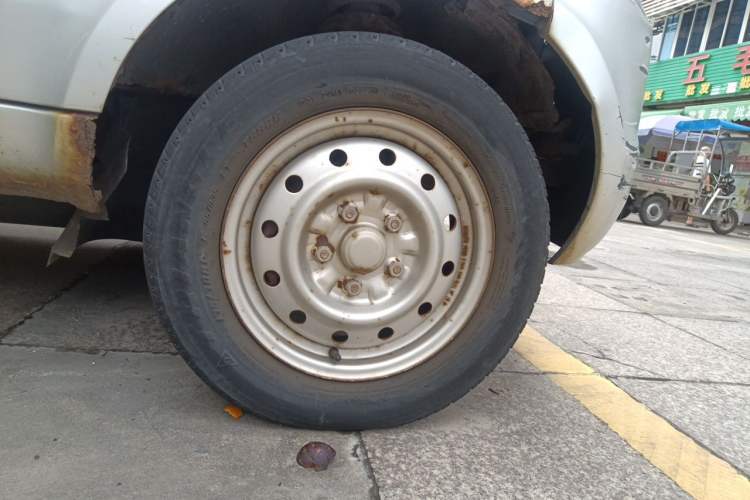 Used Wuling Rongguang 2020 1.5L Extended Basic Version China VI Standard L3C Right Front Wheel Hub