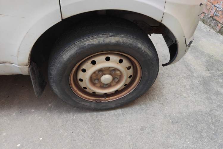Used Wuling Rongguang 2020 1.5L Extended Basic Version China VI Standard L3C Right Front Wheel Hub
