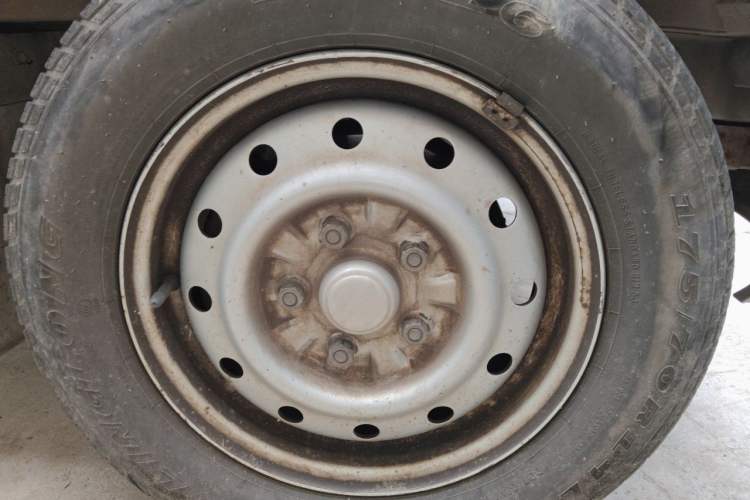 Used Wuling Rongguang 2020 1.5L Extended Basic Version China VI Standard L3C Right Front Wheel Hub