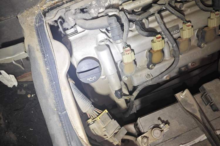 Used Wuling Rongguang 2020 1.5L Extended Basic Version China VI Standard L3C Engine Bay Right