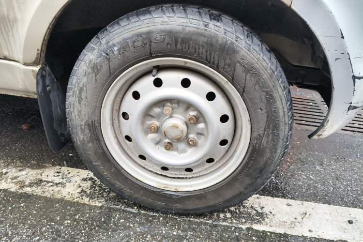 Used Wuling Rongguang 2020 1.5L Extended Basic Version China VI Standard L3C Right Front Wheel Hub