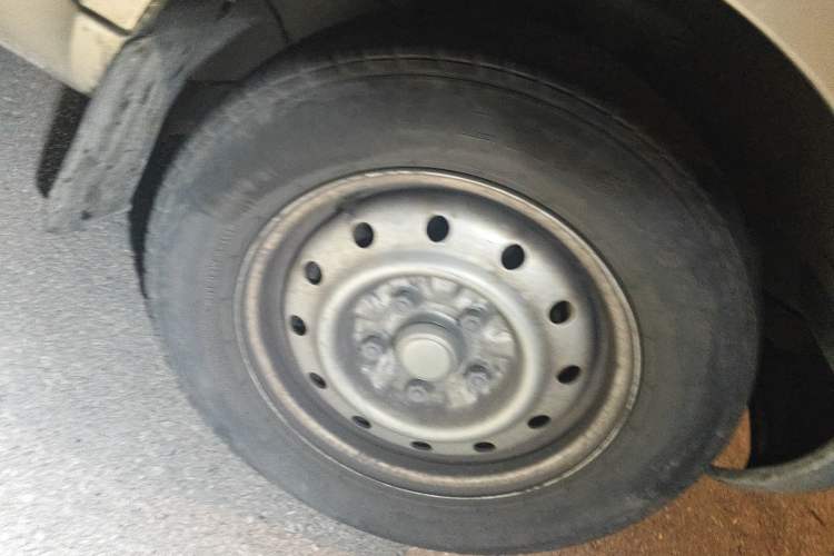 Used Wuling Rongguang 2020 1.5L Extended Basic Version China VI Standard L3C Right Front Wheel Hub